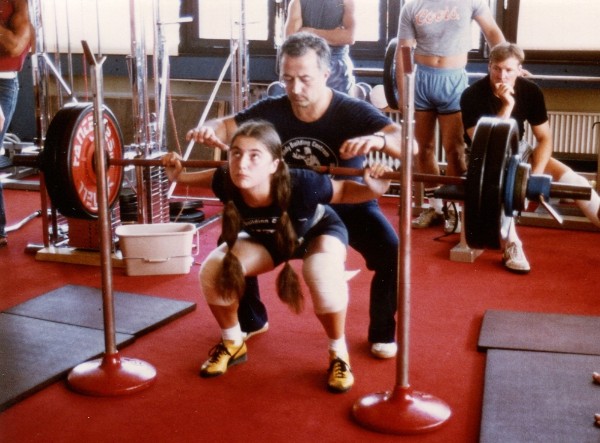 Die spätere Vize-Europameisterin im Kraftdreikampf, Elke Mack, mit ihrem Vater und Trainer Adolf Mack. (Foto: Sammlung Steinmüller) Die spätere Vize-Europameisterin im Kraftdreikampf, Elke Mack, mit ihrem Vater und Trainer Adolf Mack. (Foto: Sammlung Steinmüller)