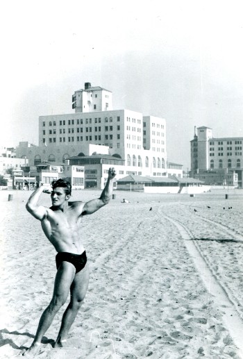  Harry Gelbfarb poses at Muscle Beach, circa 1954. (Foto: Estate Gelbfarb)